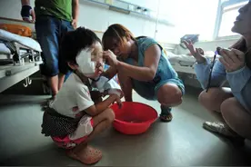 3岁娃被同学抓成“花猫脸”，宝妈的反击霸气十足，网友：学到了图片