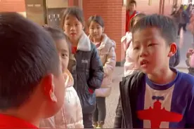 重庆两小男孩吵得面红耳赤，女老师断案时笑场：猪妖是啥子嘛？图片