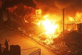 2011年，江西12岁女孩火灾中救下15户人家，事后57岁大叔当众跪谢图片