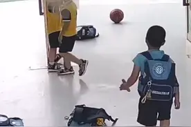 湖南常德 监控记录下小朋友头卡玻璃门危险过程图片