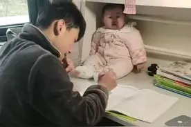 “粘人哥哥”写作业，把妹妹拎来当“吉祥物”，妹妹乖巧似洋娃娃图片