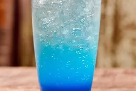 都说喝苏打水好处多多？但这3类人不适宜多饮用图片