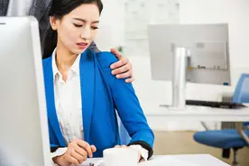 法律科普：女性被别人摸了大腿，可以报警处理吗？图片