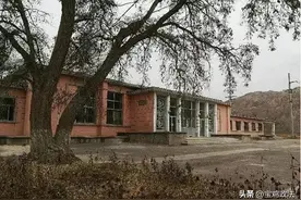 64年邓小平视察兰州，发现人群中站着一名妇女：你怎么在这里？图片