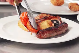 今天才知道，火腿肠的封口环下有个“小机关”，轻轻一拉就开了图片