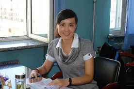 11年前，最美女教师为救学生失去了双腿，收到1000多万捐款，如今她过得怎样了？图片