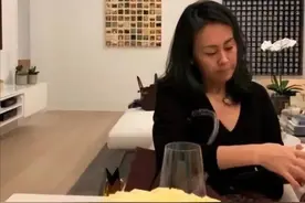 62岁利智风韵犹存，更像是40岁的中年妇人，嫁李连杰生两女幸福吗图片