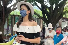 女子穿白色短裙接孩子放学，一旁家长紧盯美腿，面色很复杂图片