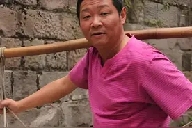 55岁赵亮，带模特老婆深山养鸡16年，满脸皱纹像70岁农村大爷图片