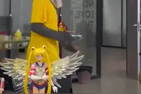 女子让外卖员摘面罩看脸否则差评，当事人：开玩笑而已，平台：此类恶意差评可以申诉图片