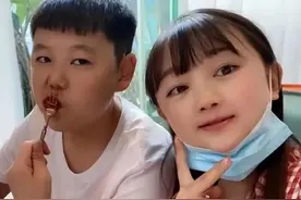 4年前成都“最美袖珍女孩”结婚，因“童颜”惹争议，如今和丈夫成功创业，“只要不跪着，就不比别人矮”图片