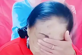 85岁马玉琴生病喝药，直播红着眼眶求饶“别骂了”，网友：自找的图片