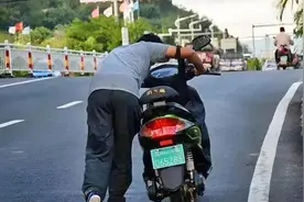 大爷偷电动车被主人踹一脚猝死,家属:赔112万,法院:踹一脚赔5万图片