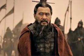 曹操到小妾房中休息，一觉睡到自然醒，醒来后却把小妾直接斩杀图片