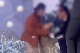 伴郎给伴娘下跪示爱被其机智拒绝，主持人：他们刚认识不熟，伴娘直接双膝跪地，现场秒变“拜把子”图片