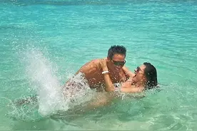 40岁超模AA和亚裔男友戏水，被公主抱挂脖激吻，年上大叔肌肉雄伟图片