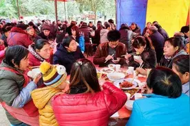 农村随礼风变“凉”，从请人稍礼到假装不知，老农称：这是咋了？图片