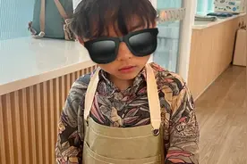 昆凌陪孩子做披萨，2岁女儿动手能力强，7岁儿子帅气有型像周杰伦图片