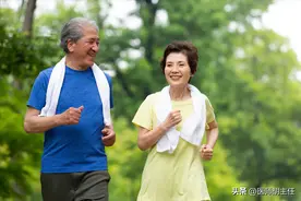 研究发现步数和死亡率的关系，60岁后别和步数较劲，这个范围挺好图片