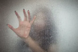 你被“鬼压床”过吗？想动动不了的难受，该如何缓解？图片