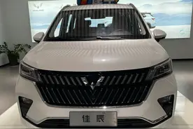 快来了，五菱新造的7座车，6.98万起配独立座椅，全家人都能用上图片