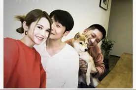 杨丞琳除夕与李荣浩秀恩爱，帮婆婆洗碗，把妈妈接到北京过春节图片