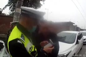 吃瓜吃到自己头上！男子停车看别人笑话转身被查酒驾图片