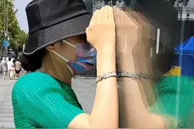 周涛穿戴奢侈品游西湖，路边摊闲逛无人识，二婚嫁企业家吃穿不愁图片