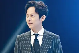 49岁的何炅，你尽管善良，世界自有衡量图片