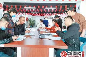 足不出户办证照 商户经营“零跑腿”图片