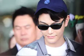 中国男星丁禹兮抵达泰国 粉丝机场热情接机！图片