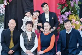 奥运冠军何雯娜晒全家福，甜挽制片人老公，2岁女儿越来越像爸爸图片