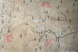 同样是面对强敌，因为选择不同，朱元璋赢了，刘备输得很惨！图片