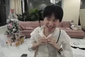 Doinb穿周姐同款女装直播，糖小幽盛赞，网友：这不是羊羊队长？图片