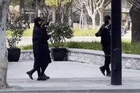 潘玮柏陪老婆逛街，被“冷落”独自走前面，宣云和闺蜜走一起热聊图片