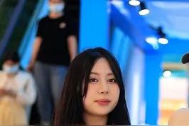 图片中的鞋子到底是什么颜色呢？是粉白？还是灰绿？#新乡宝龙广场街访 #新乡宝龙 #鞋子的颜色 #一定要看到最后 