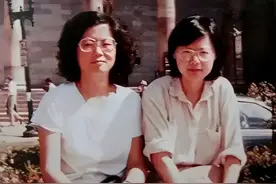 1980年，蔡英文和姐姐在美国留影，那年她24岁，看起来还蛮清纯的图片