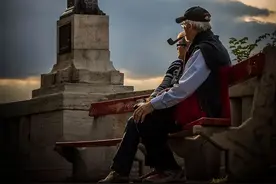 人老了，停止在这两个方面内耗，日子才会越过越舒心图片