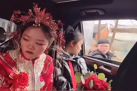 河南一男孩送姐姐出嫁，两人眼含泪水不忍对视，跟车场面让人动容图片
