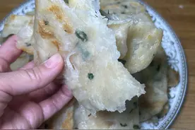 外面的葱花饼10元一斤，在家也能做，外皮金黄酥脆，里面软多层图片