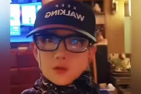 63岁杨丽萍在家烧柴生火，戴长甲化烟熏妆，私宅曝光远不及太阳宫图片