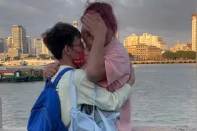 张嘉文登上新闻，跟西瓜妹妹拥抱画面火了，童锦程：不相信爱情了图片