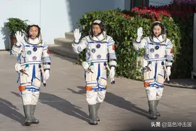 最高气温31度，神舟十四航天员身穿厚重航天服，不会热吗？图片