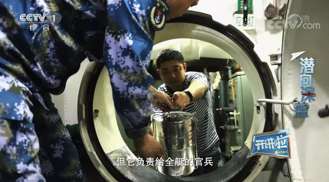 靠近“深海铁鲨”，带你了解潜艇兵的水下生活→