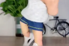 高手在民间！男子自创手指舞，独特又新颖，网友：突然觉得自己的手可以捐出去了图片