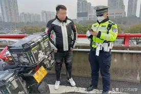 江苏苏州：摩托车队勇闯禁区？嚣张！图片