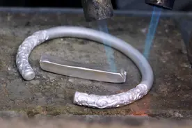 银手镯会让孩子变笨？除了影响发育，最大的安全隐患还有这个图片