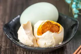 腌咸鸭蛋，别再裹盐裹黄泥了，教你简单快速做法，20天流油起沙图片