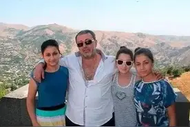 当年联手杀死生父的俄罗斯三姐妹，30万人为她们求情，结果怎样？图片