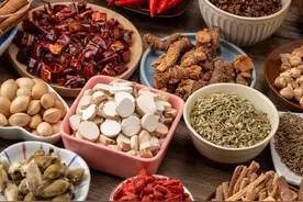 这种豆蔻香料是家常饺子肉馅的绝佳伴侣，有它没它完全两个样图片